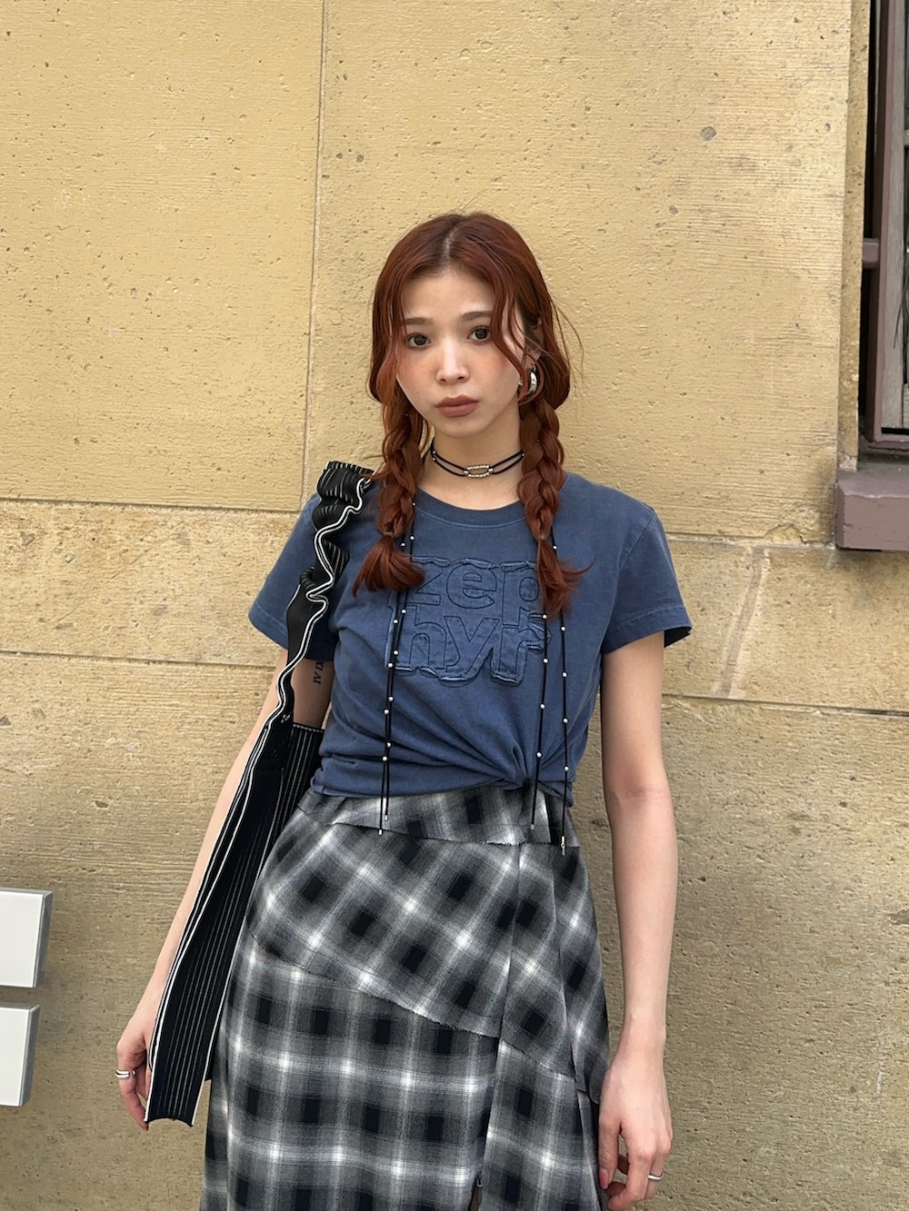 「SLY、チェック、チェック柄、チェックワンピース、カラーコーデ、Tシャツ、ワンピース、ワンピース×デニム、低身長コーデ、骨格ウェーブ」｜「SLYのASYMMETRY HEM CHECK OP アシンメトリー ヘム チェック ワンピース（ワンピース、ブラック系）」を使った、　湊有里紗さん（レディース・152cm）の春コーディネートの2枚目の写真