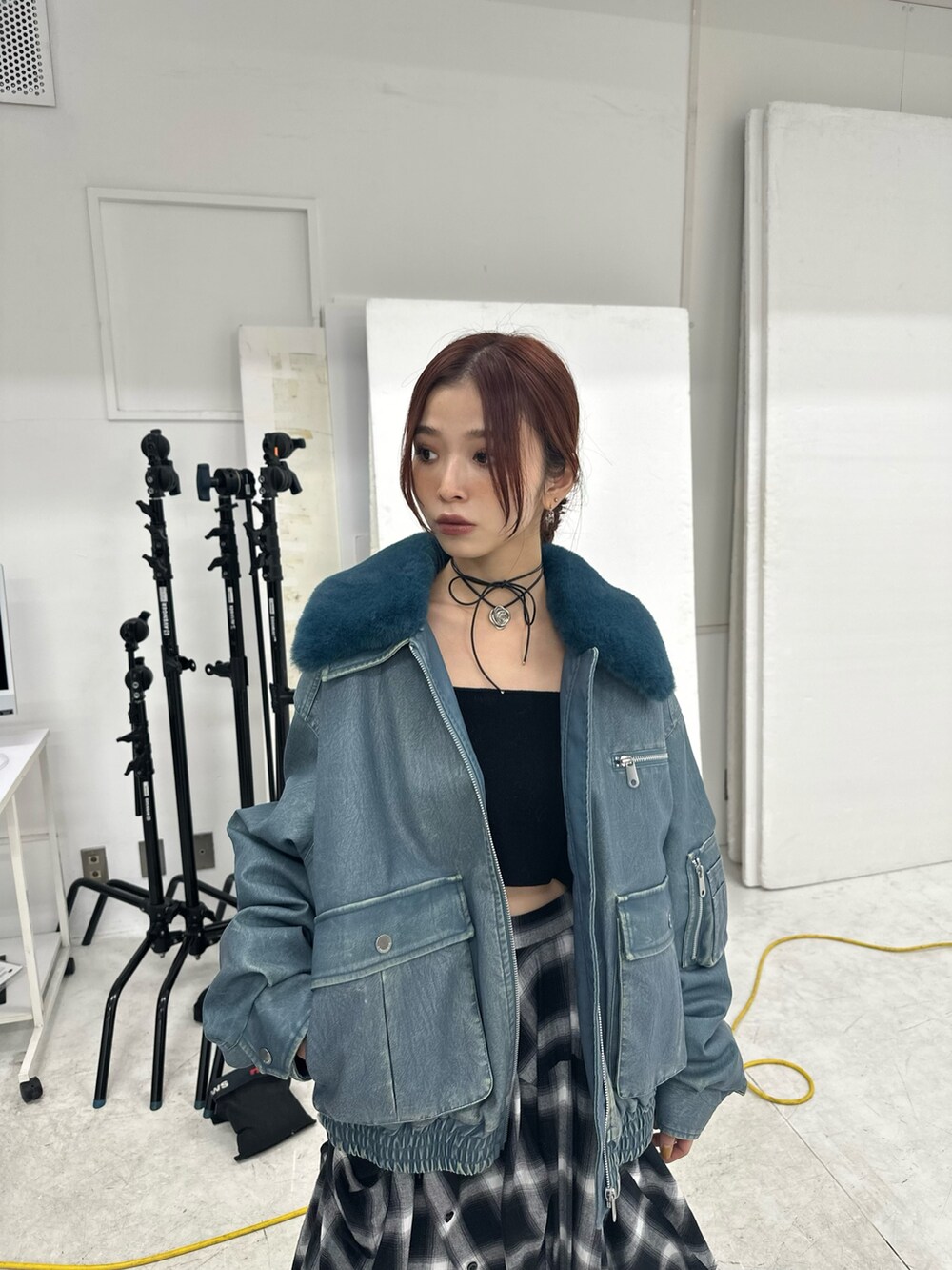 ブルー系のブルゾン、ブラック系のキャミソール、ブラック系のスカートを着用したレディースの秋コーディネートの2枚目の写真