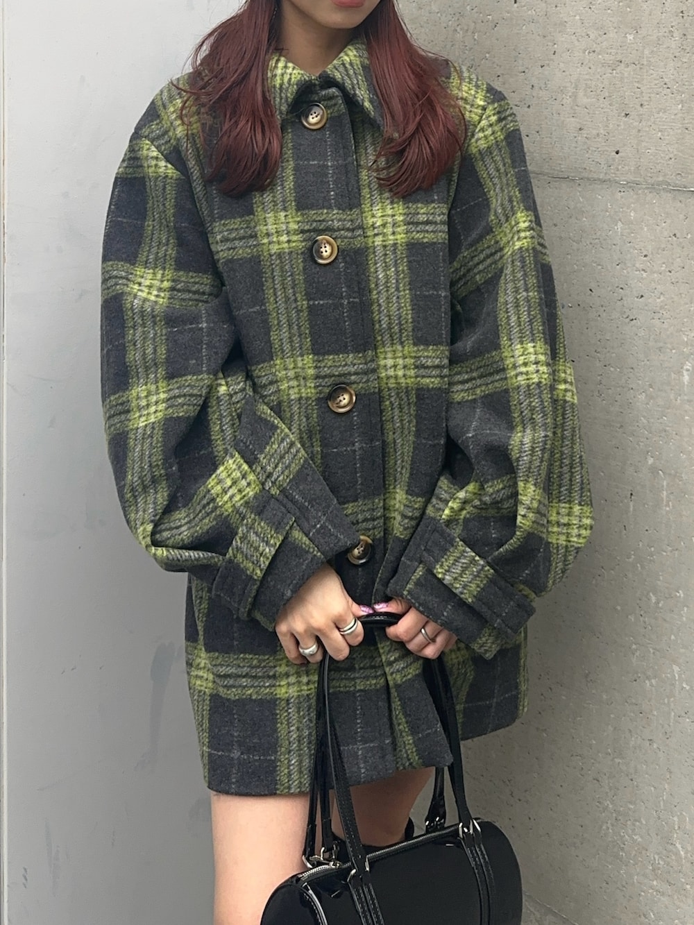 グリーン系のその他アウター、ブラック系のショルダーバッグ、ブラック系のブーツを着用したレディースの秋コーディネートの3枚目の写真