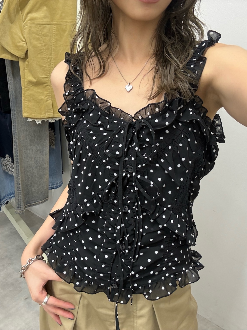 その他のキャミソール、ベージュ系のスラックスを着用したレディースの夏コーディネートの2枚目の写真
