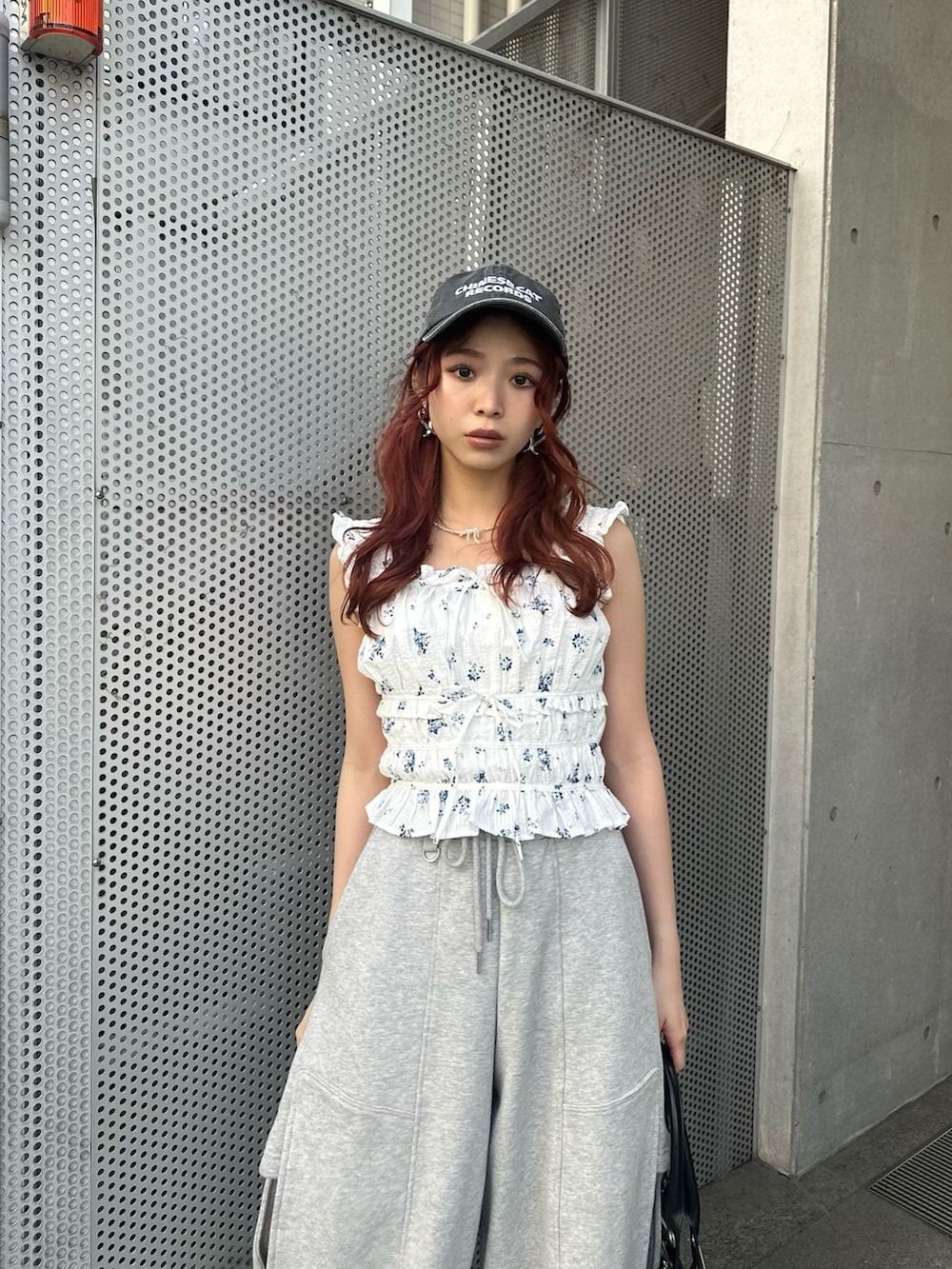 ホワイト系のシャツ/ブラウス、グレー系のスウェットパンツ、ブラック系のハンドバッグを着用したレディースの春コーディネートの3枚目の写真