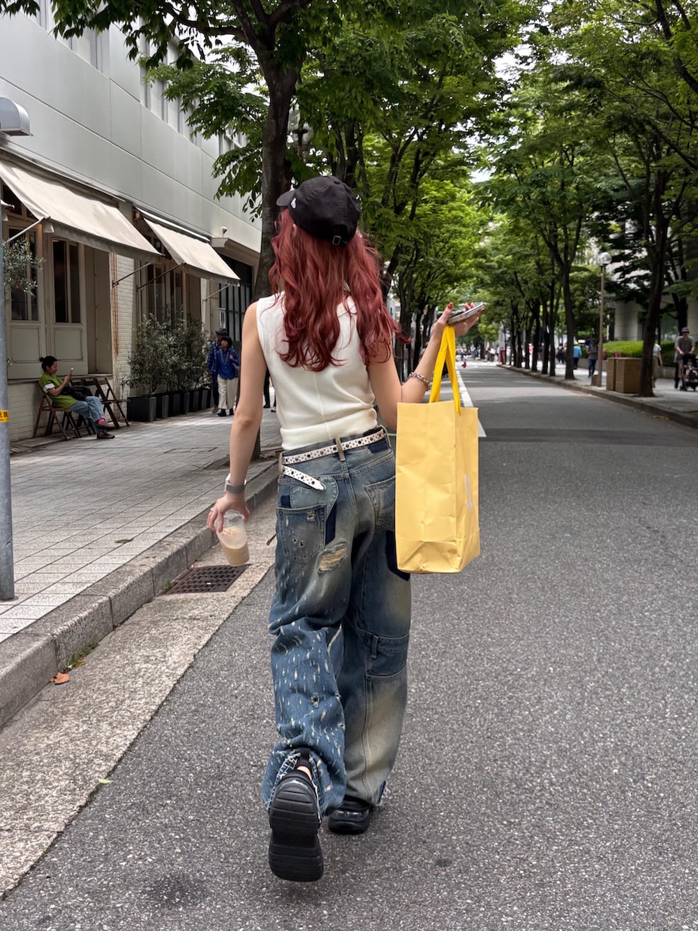 「SLY、slyjeans、throwbysly、デニム、デニムパンツ、デニムコーデ、デザインデニム、タンクトップ、カジュアル、カジュアルコーデ、カジュアルスタイル、カジュアルストリート、低身長、低身長コーデ、骨格ウェーブ」｜「SLYのL/W REMAKE STRAIGHT PT ローウエスト リメイク ストレート パンツ（デニムパンツ、ブルー系）」を使った、　湊有里紗さん（レディース・152cm）の春コーディネートの4枚目の写真