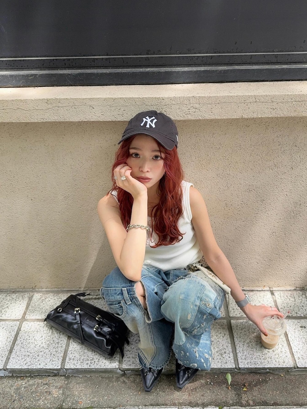 「SLY、slyjeans、throwbysly、デニム、デニムパンツ、デニムコーデ、デザインデニム、タンクトップ、カジュアル、カジュアルコーデ、カジュアルスタイル、カジュアルストリート、低身長、低身長コーデ、骨格ウェーブ」｜「SLYのL/W REMAKE STRAIGHT PT ローウエスト リメイク ストレート パンツ（デニムパンツ、ブルー系）」を使った、　湊有里紗さん（レディース・152cm）の春コーディネートの2枚目の写真