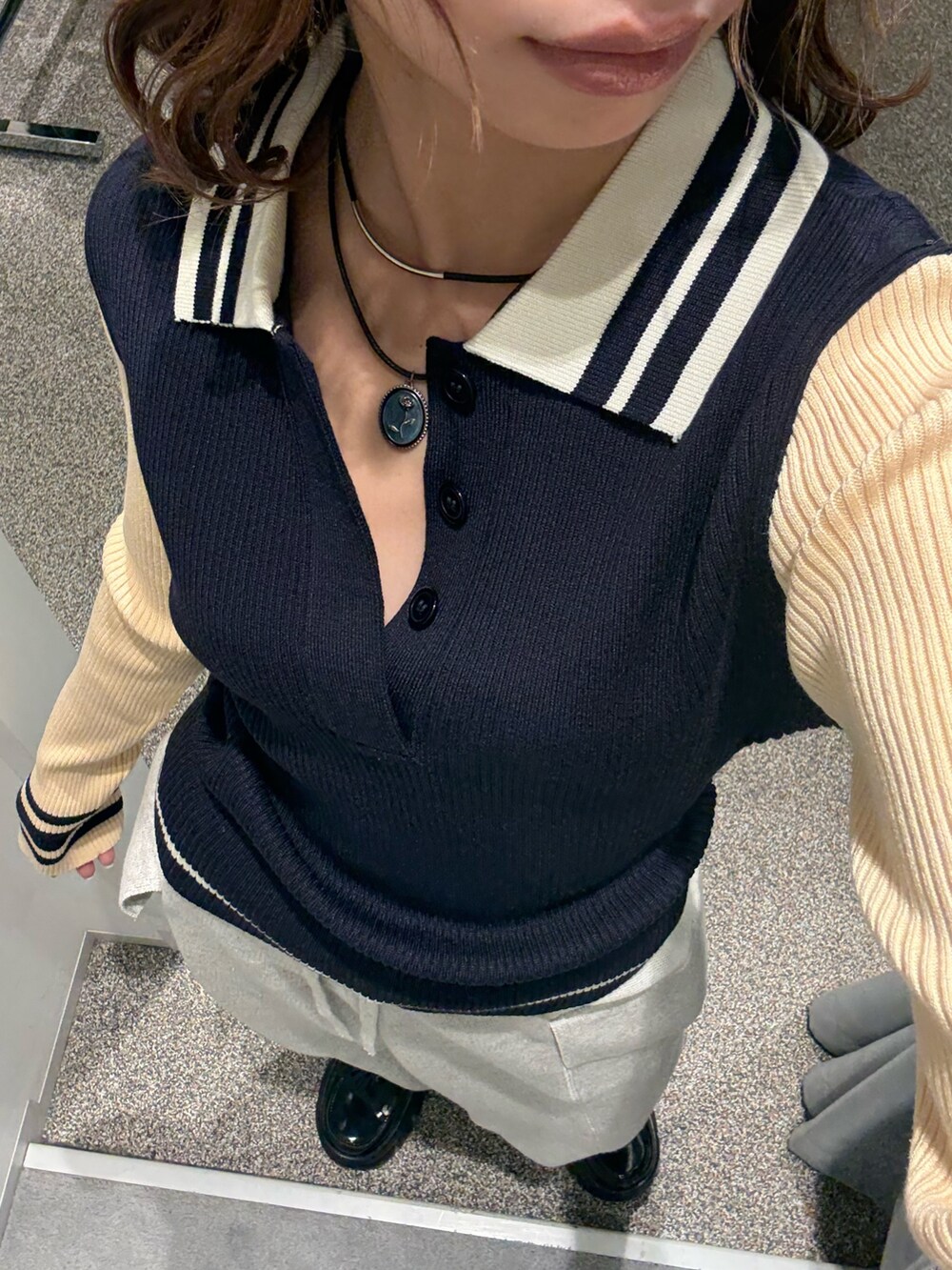 ブルー系のニット/セーター、グレー系のスウェットパンツ、ブラック系のローファーを着用したレディースの冬コーディネートの3枚目の写真