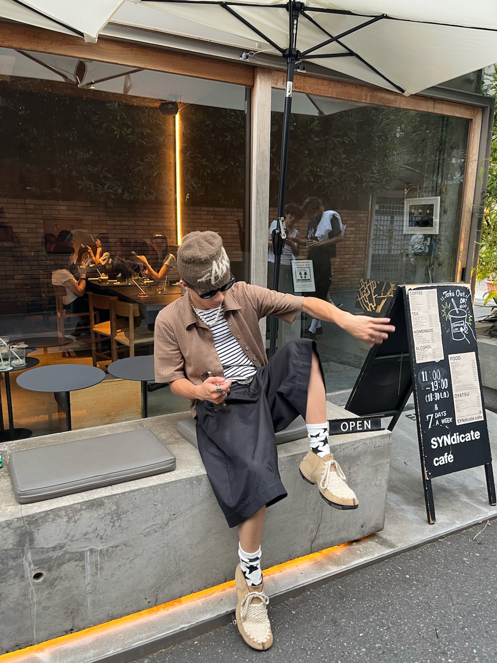 ブラック系のその他パンツ、ベージュ系のブーツ、ブラウン系のシャツ/ブラウスを着用したメンズの夏コーディネートの2枚目の写真