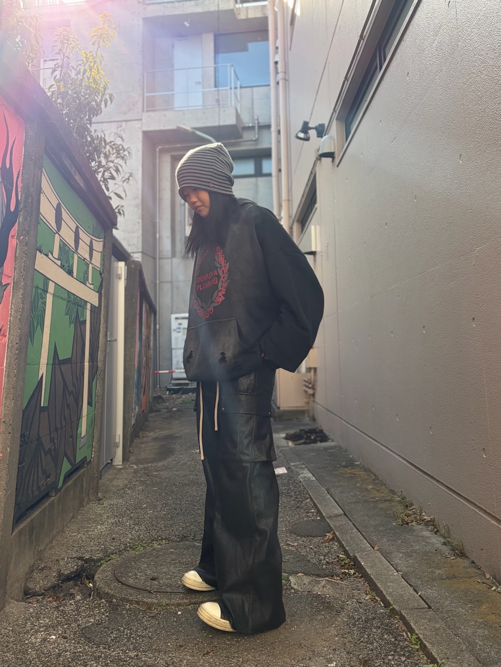 ブラック系のパーカー、ブラック系のカーゴパンツを着用したレディースの冬コーディネートの2枚目の写真