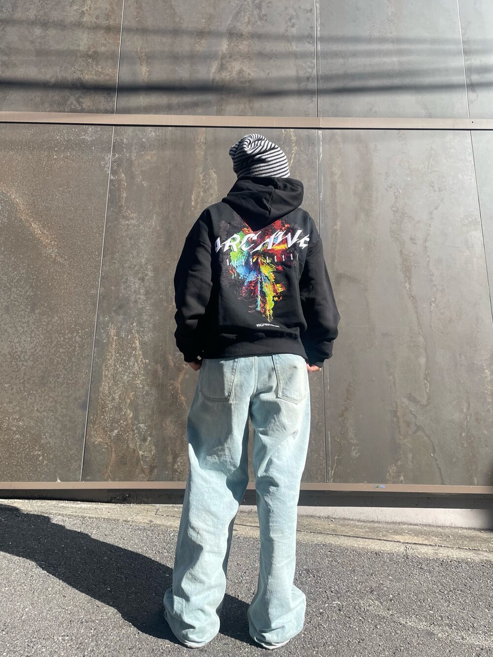 ブラック系のパーカーを着用したレディースの冬コーディネートの3枚目の写真