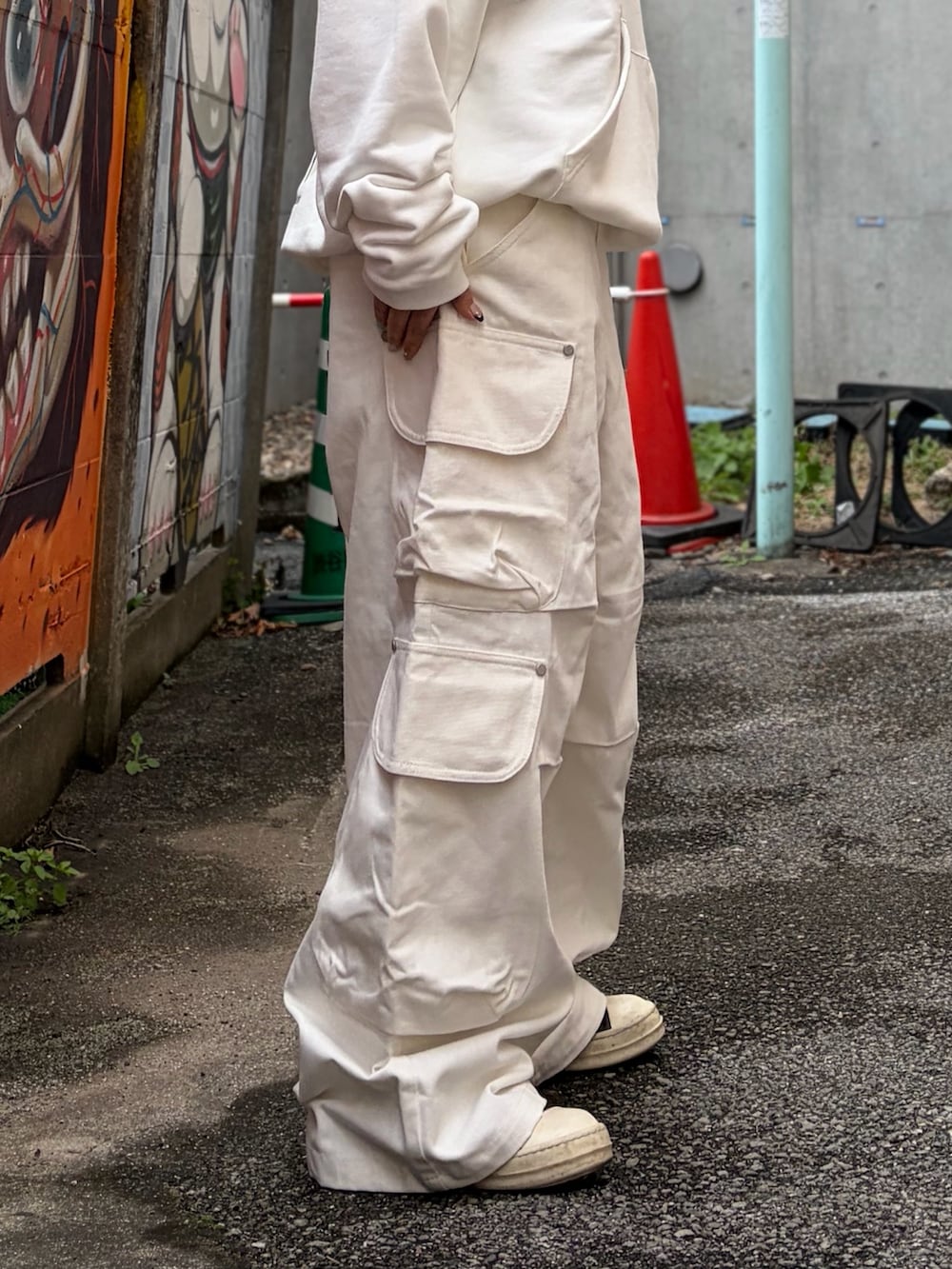 ブルー系のシャツ/ブラウス、ホワイト系のカーゴパンツを着用したレディースの冬コーディネートの5枚目の写真