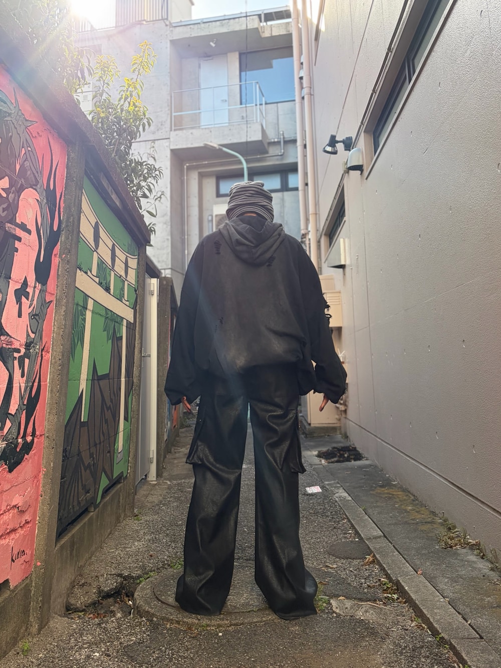 ブラック系のパーカー、ブラック系のカーゴパンツを着用したレディースの冬コーディネートの3枚目の写真