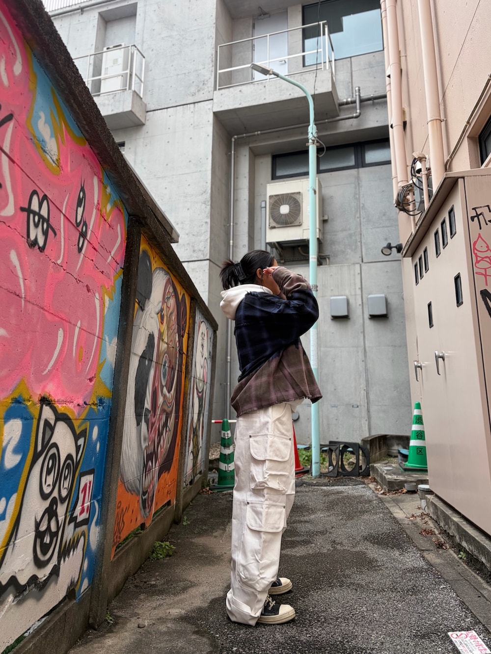 ブルー系のシャツ/ブラウス、ホワイト系のカーゴパンツを着用したレディースの冬コーディネートの2枚目の写真