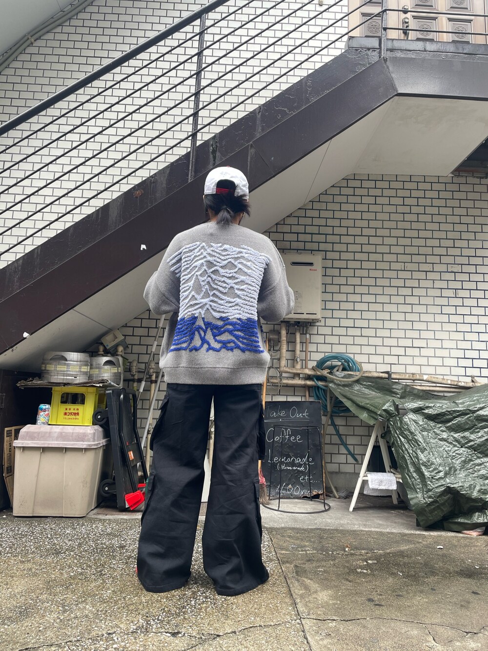 グレー系のニット/セーター、ブラック系のカーゴパンツを着用したレディースの秋コーディネートの6枚目の写真