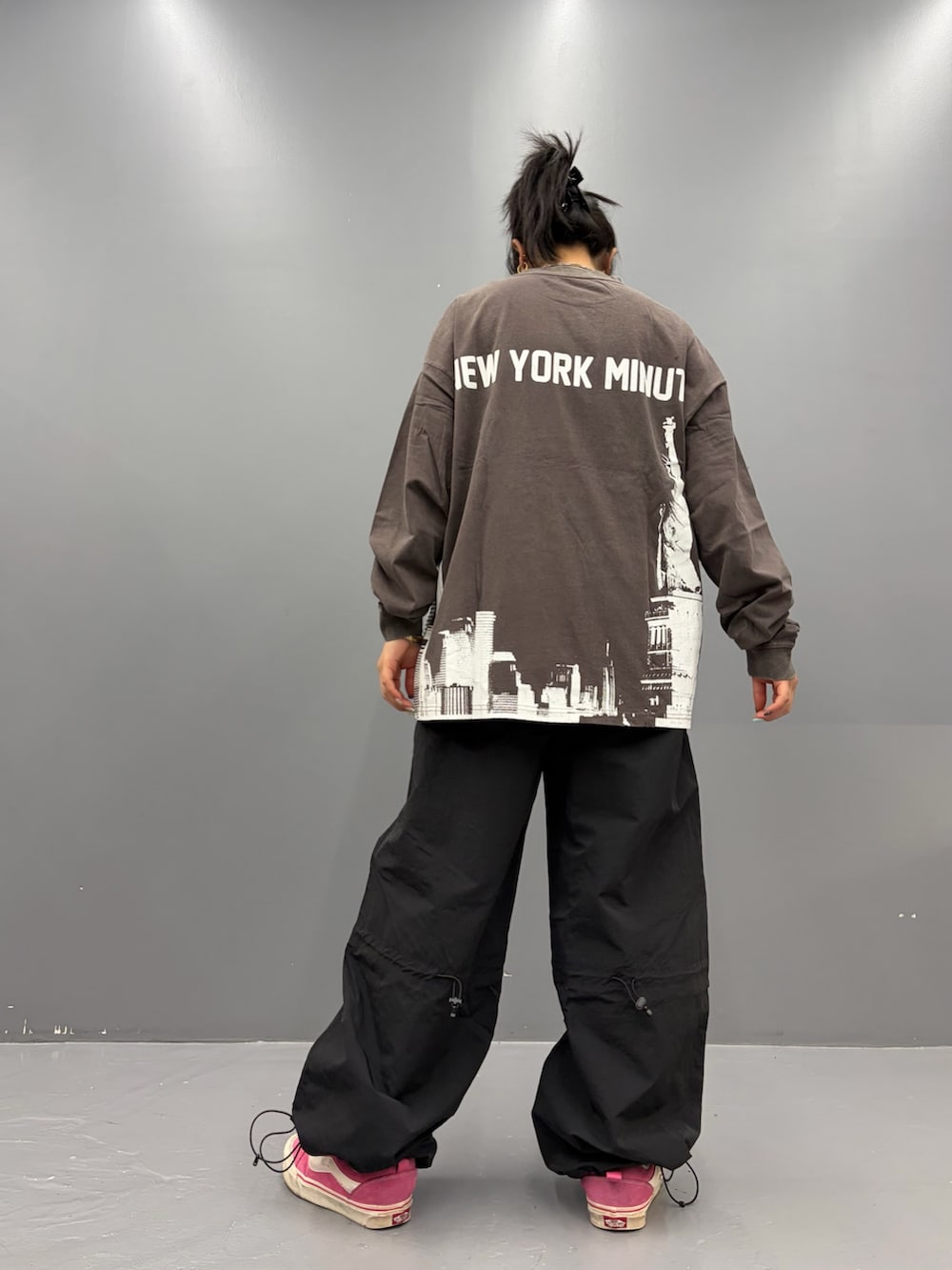 ブラック系のTシャツ/カットソーを着用したレディースの春コーディネートの4枚目の写真