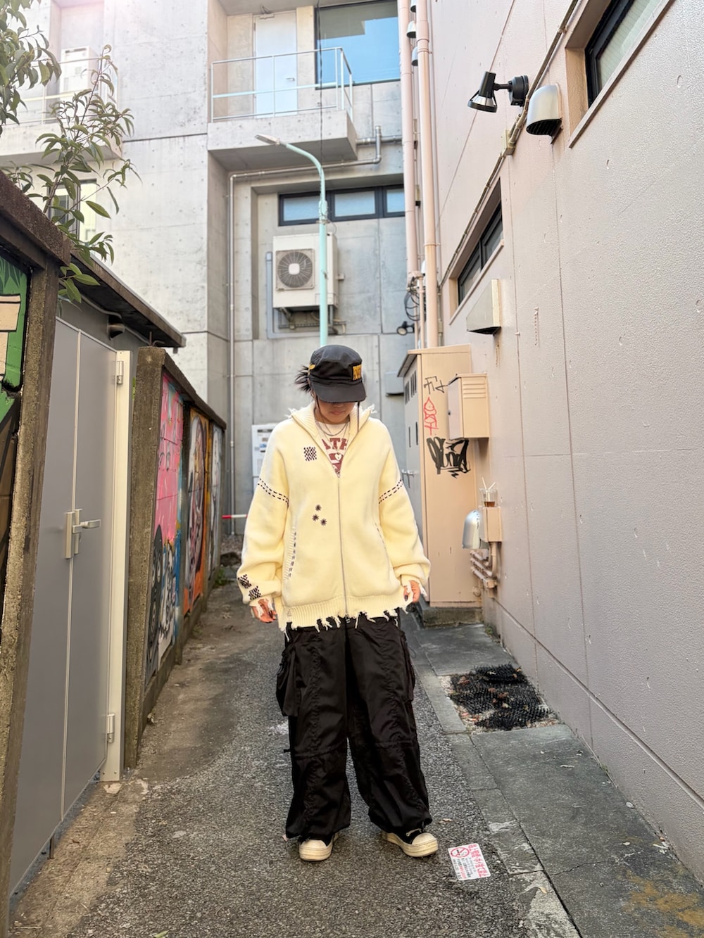 ホワイト系のニット/セーターを着用したレディースの冬コーディネートの2枚目の写真