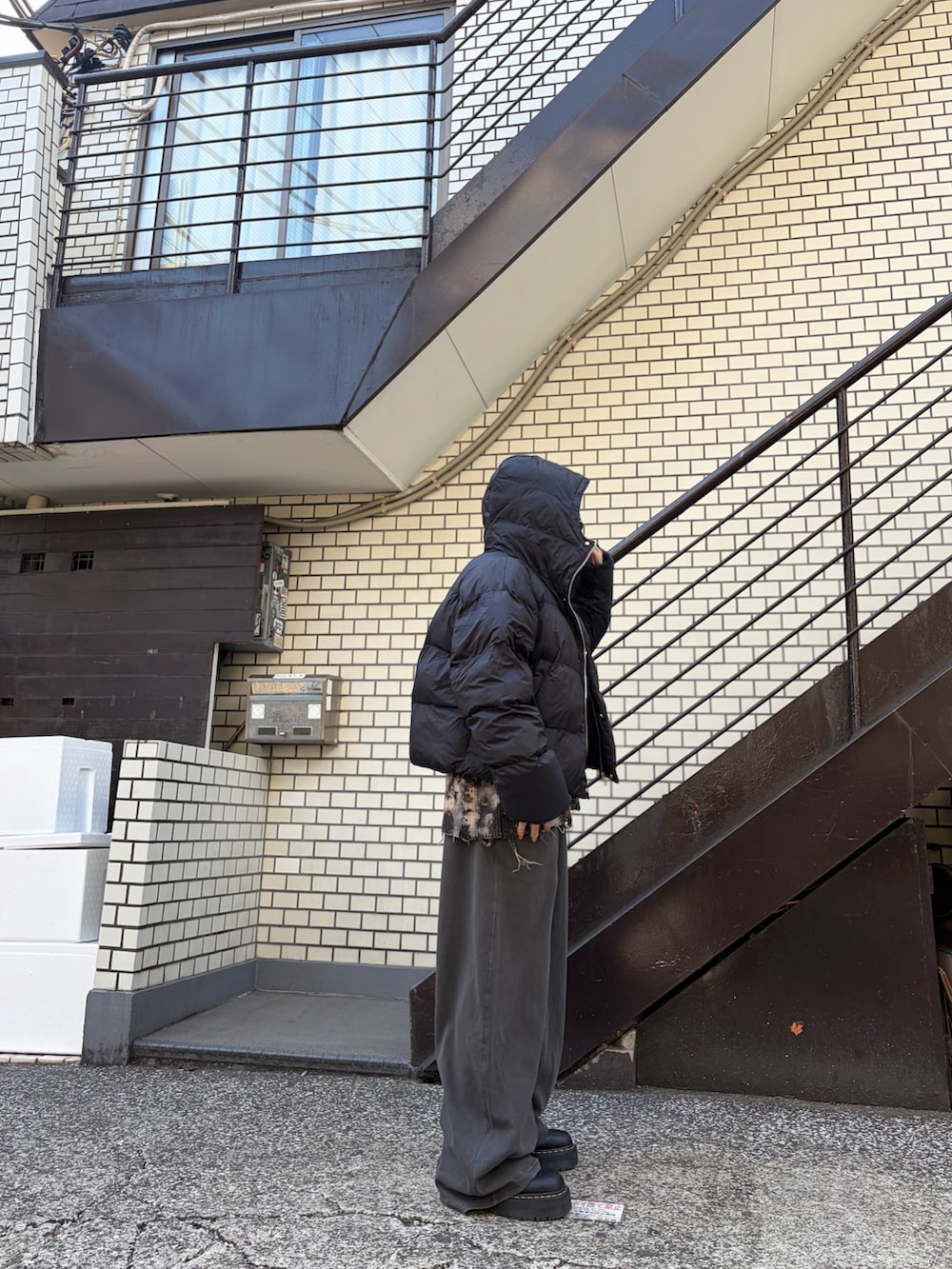 ブラック系のブルゾン、ベージュ系のニット/セーターを着用したレディースの冬コーディネートの2枚目の写真