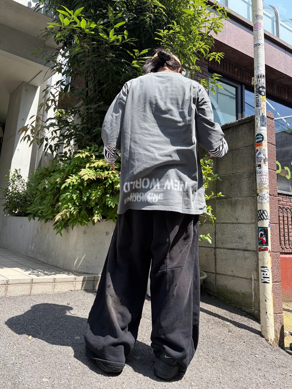 ブラック系のTシャツ/カットソーを着用したレディースの春コーディネートの4枚目の写真