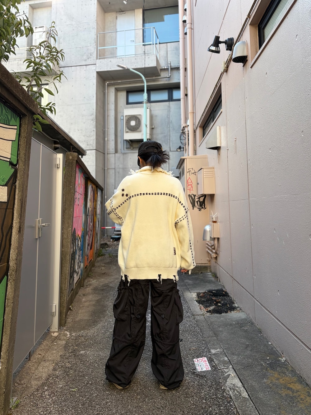 ホワイト系のニット/セーターを着用したレディースの冬コーディネートの4枚目の写真