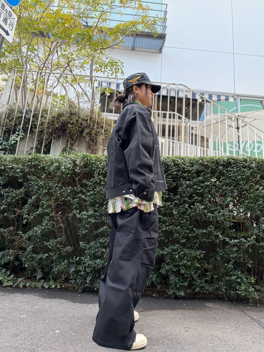 ブラック系のその他アウター、ブラック系のその他パンツ、グリーン系のシャツ/ブラウスを着用したレディースの冬コーディネートの4枚目の写真