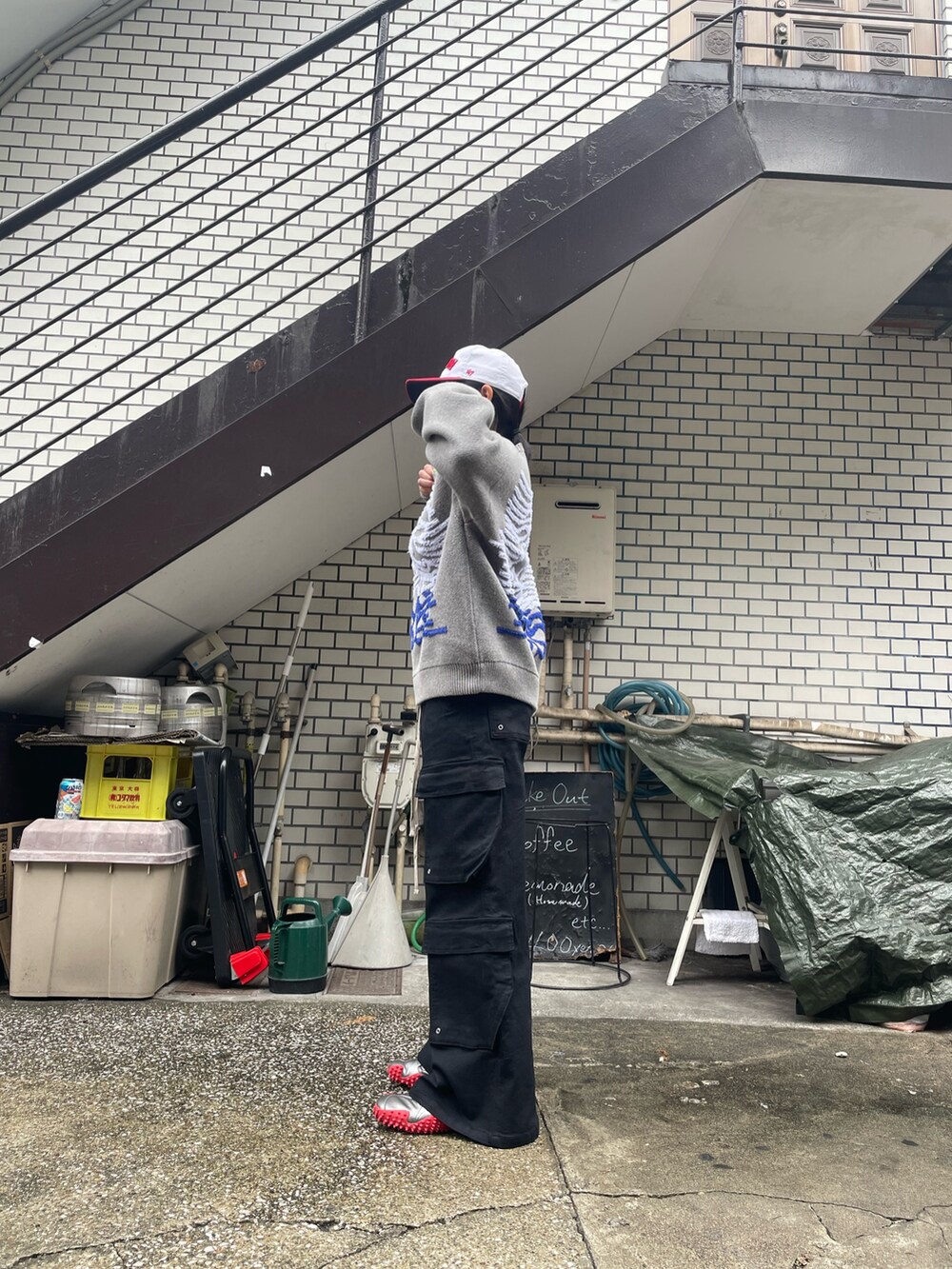 グレー系のニット/セーター、ブラック系のカーゴパンツを着用したレディースの秋コーディネートの3枚目の写真