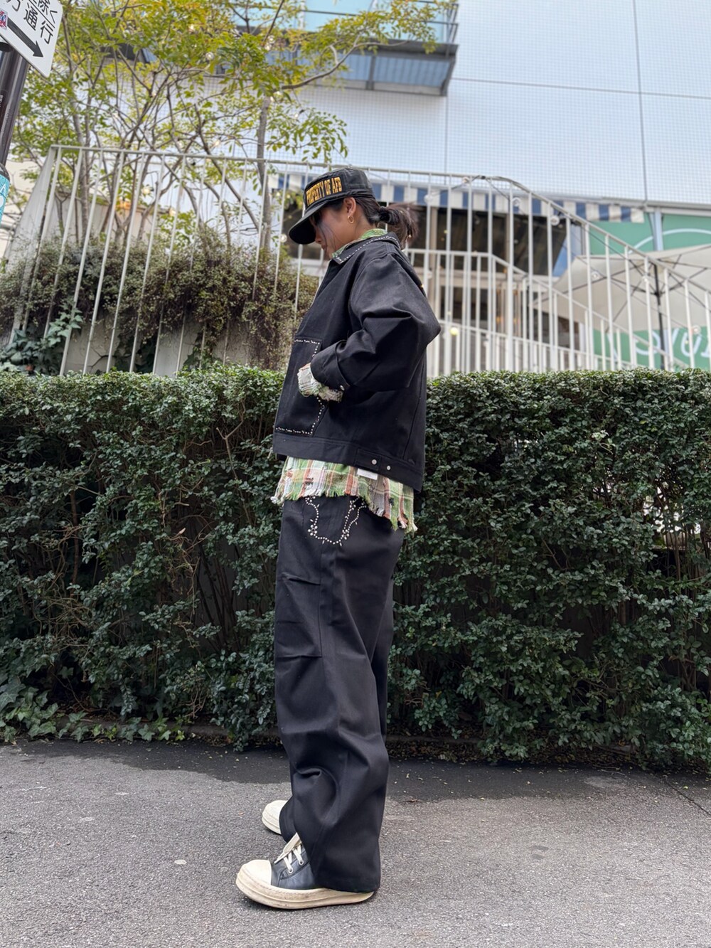 ブラック系のその他アウター、ブラック系のその他パンツ、グリーン系のシャツ/ブラウスを着用したレディースの冬コーディネートの2枚目の写真