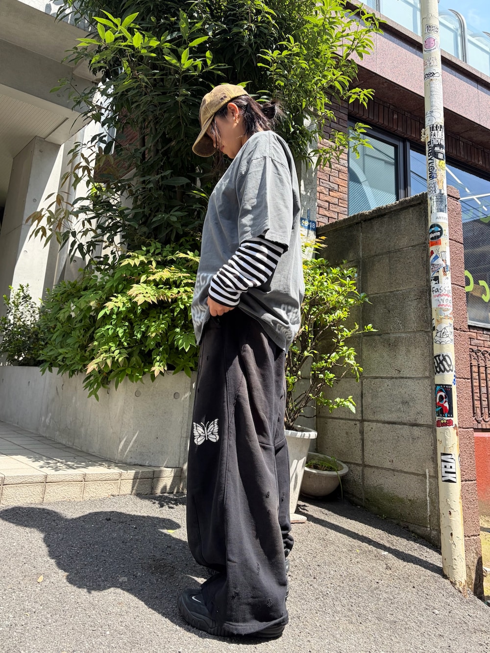 ブラック系のTシャツ/カットソーを着用したレディースの春コーディネートの3枚目の写真