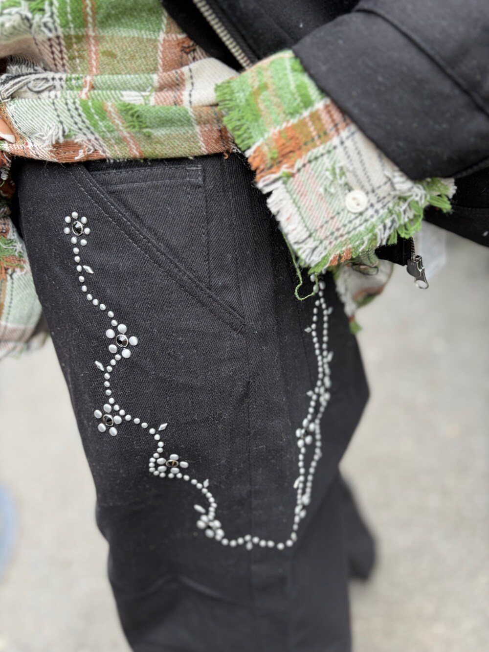 ブラック系のその他アウター、ブラック系のその他パンツ、グリーン系のシャツ/ブラウスを着用したレディースの冬コーディネートの5枚目の写真