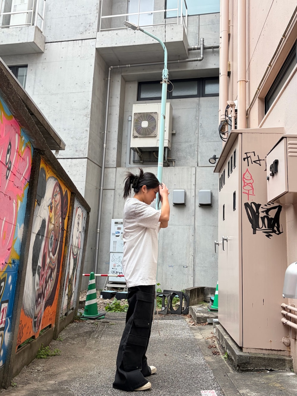 ホワイト系のTシャツ/カットソー、ブラック系のカーゴパンツを着用したレディースの春コーディネートの4枚目の写真