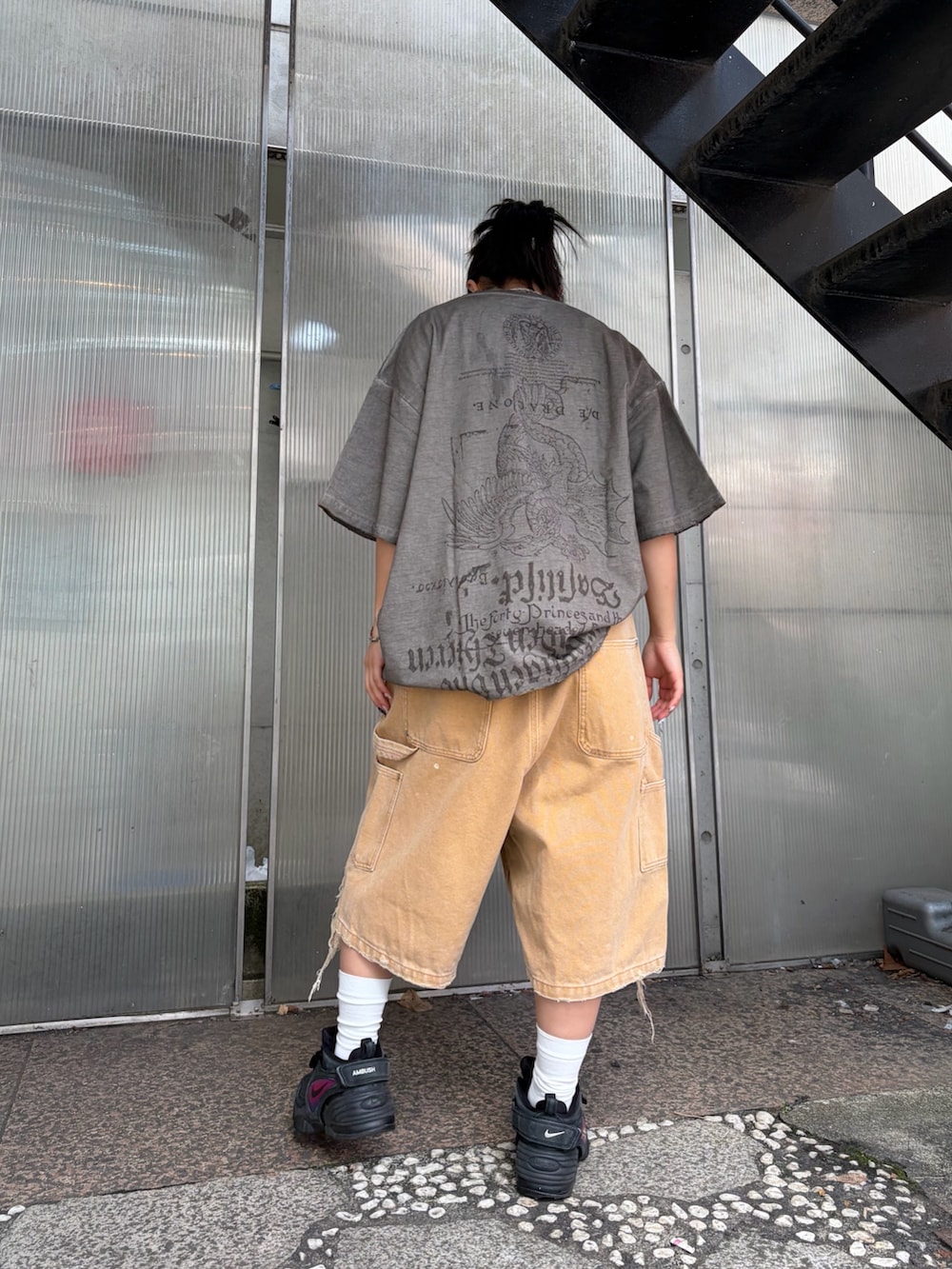 ベージュ系のTシャツ/カットソーを着用したレディースの春コーディネートの4枚目の写真