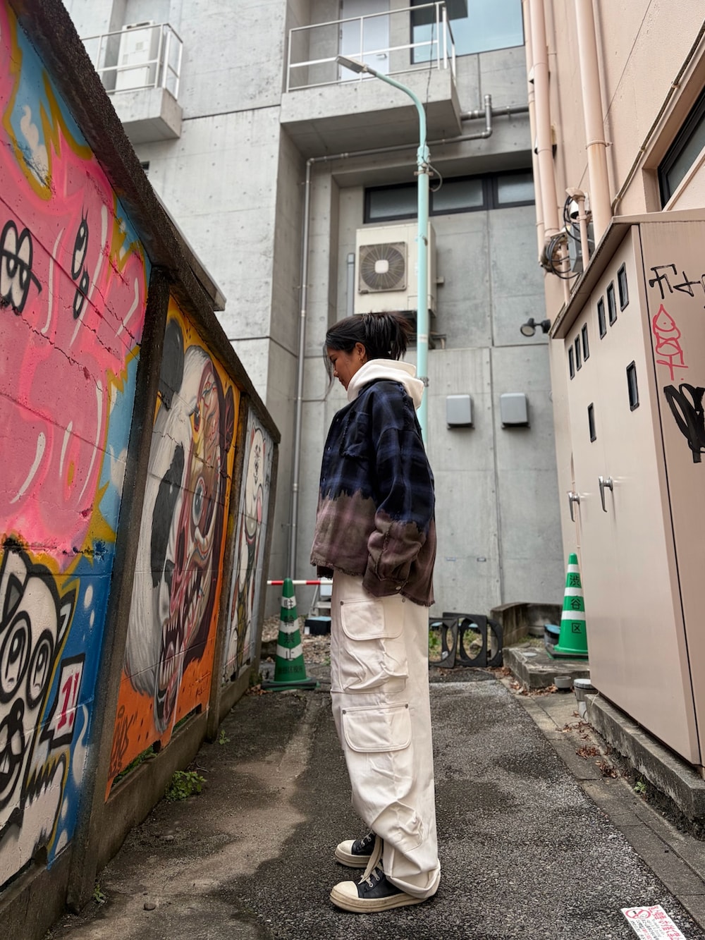 ブルー系のシャツ/ブラウス、ホワイト系のカーゴパンツを着用したレディースの冬コーディネートの4枚目の写真