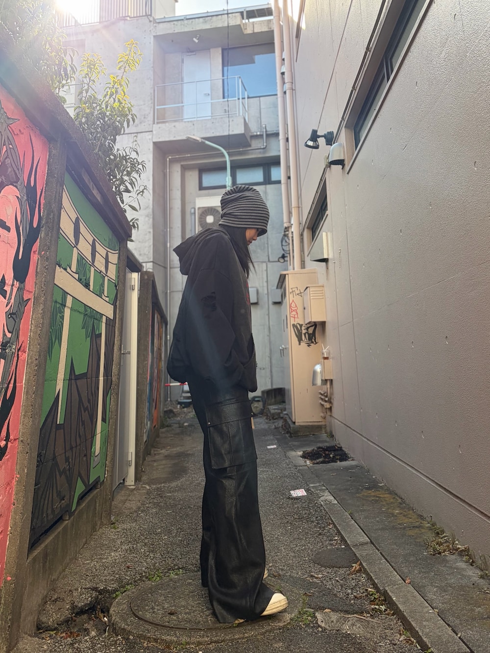 ブラック系のパーカー、ブラック系のカーゴパンツを着用したレディースの冬コーディネートの4枚目の写真