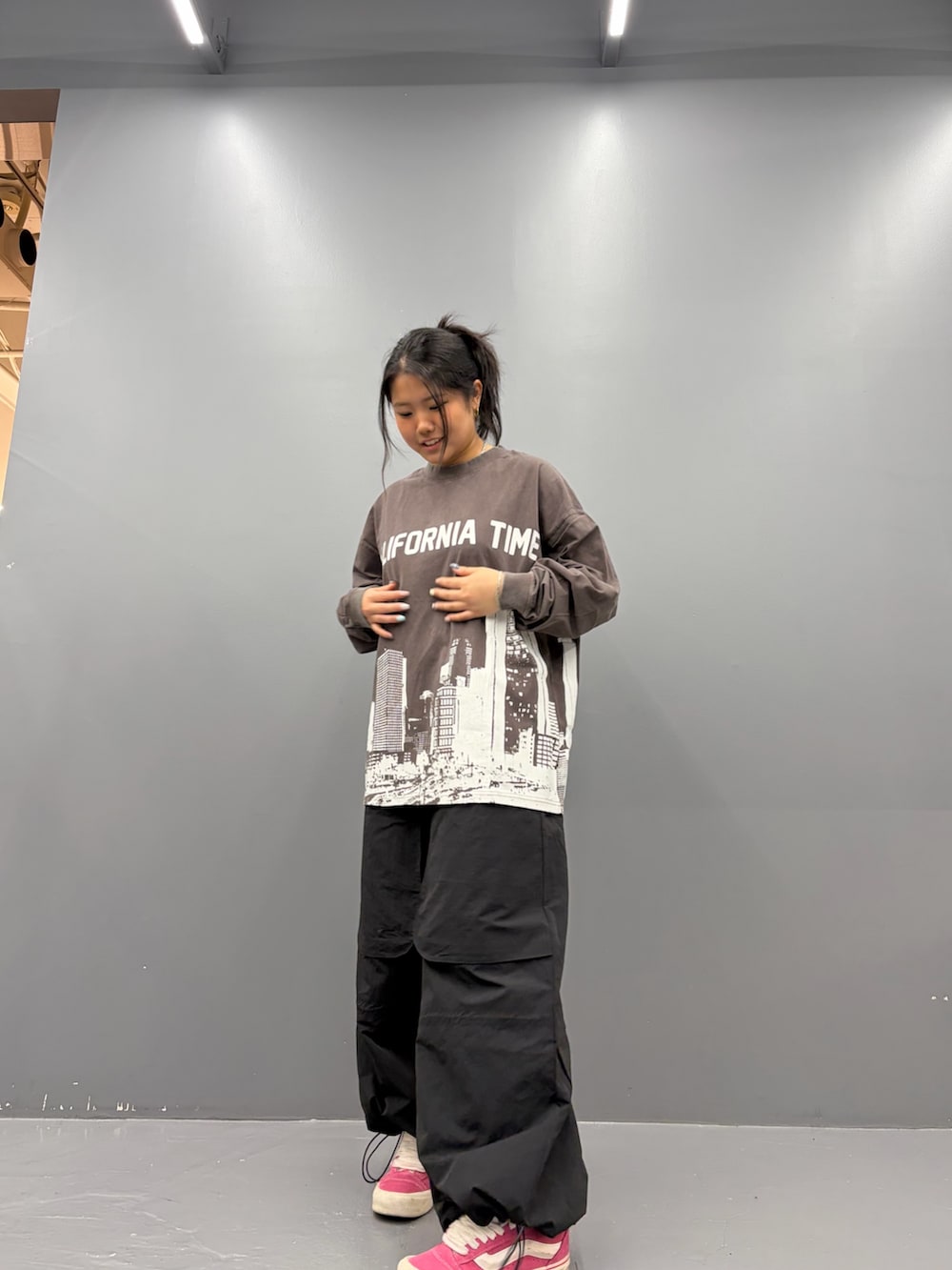 ブラック系のTシャツ/カットソーを着用したレディースの春コーディネートの2枚目の写真