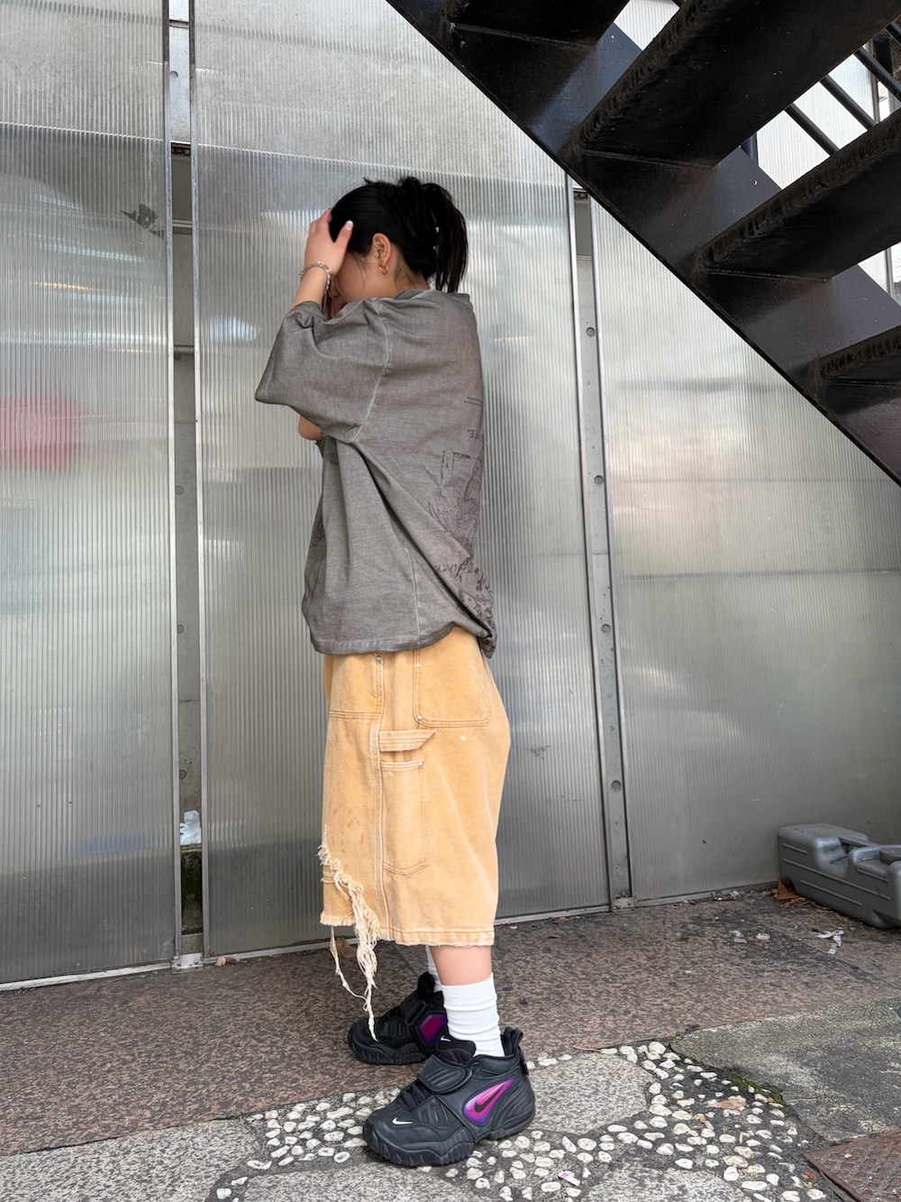 ベージュ系のTシャツ/カットソーを着用したレディースの春コーディネートの3枚目の写真