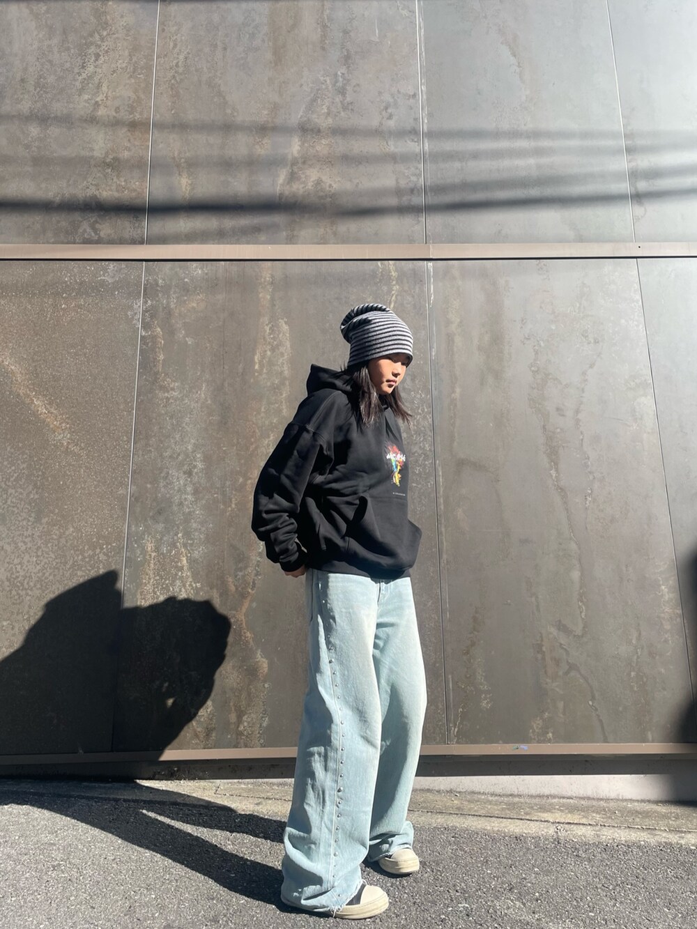 ブラック系のパーカーを着用したレディースの冬コーディネートの4枚目の写真