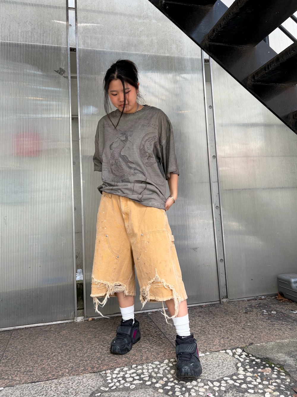 ベージュ系のTシャツ/カットソーを着用したレディースの春コーディネートの2枚目の写真