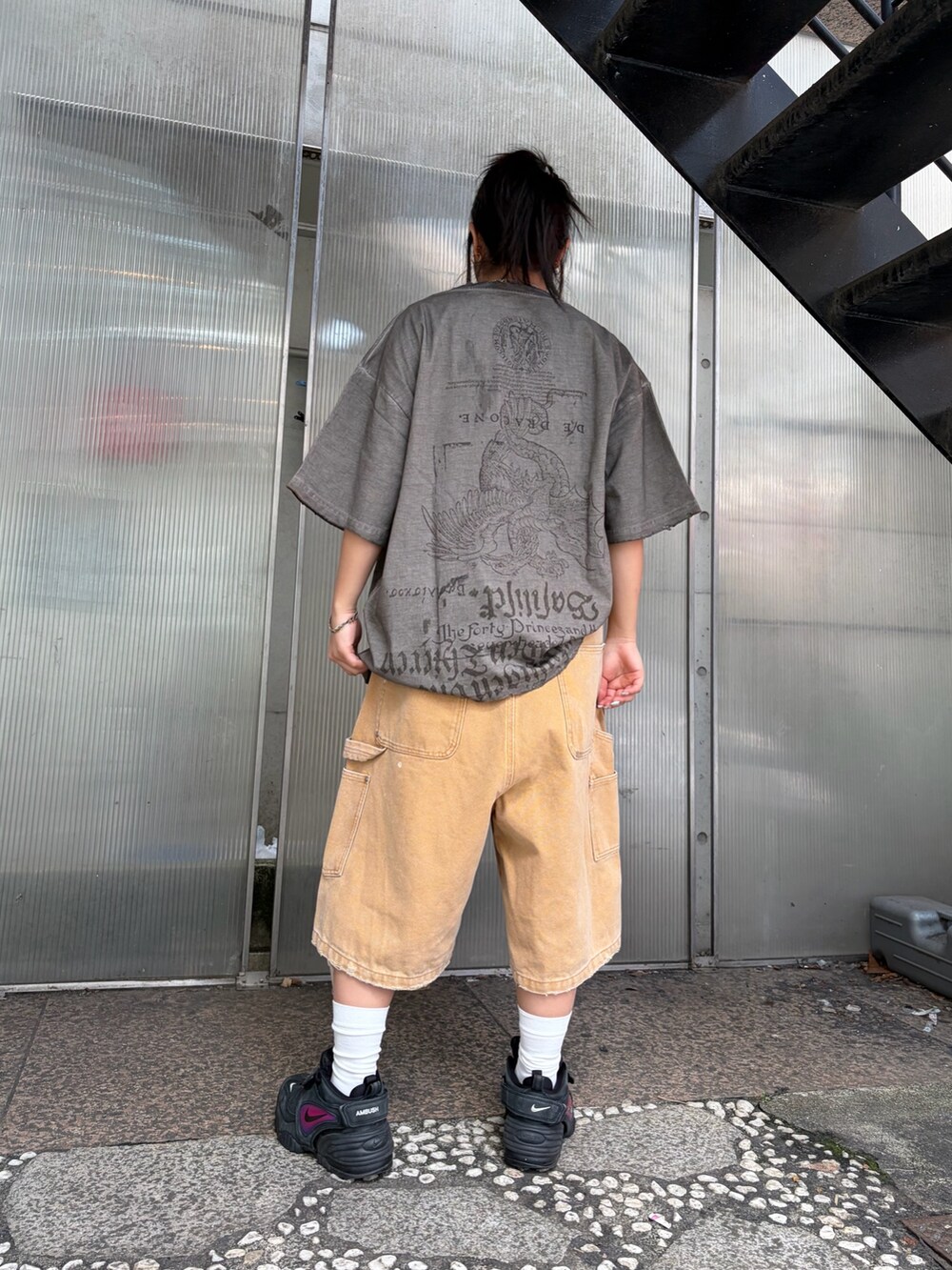 ベージュ系のTシャツ/カットソーを着用したレディースの春コーディネートの5枚目の写真