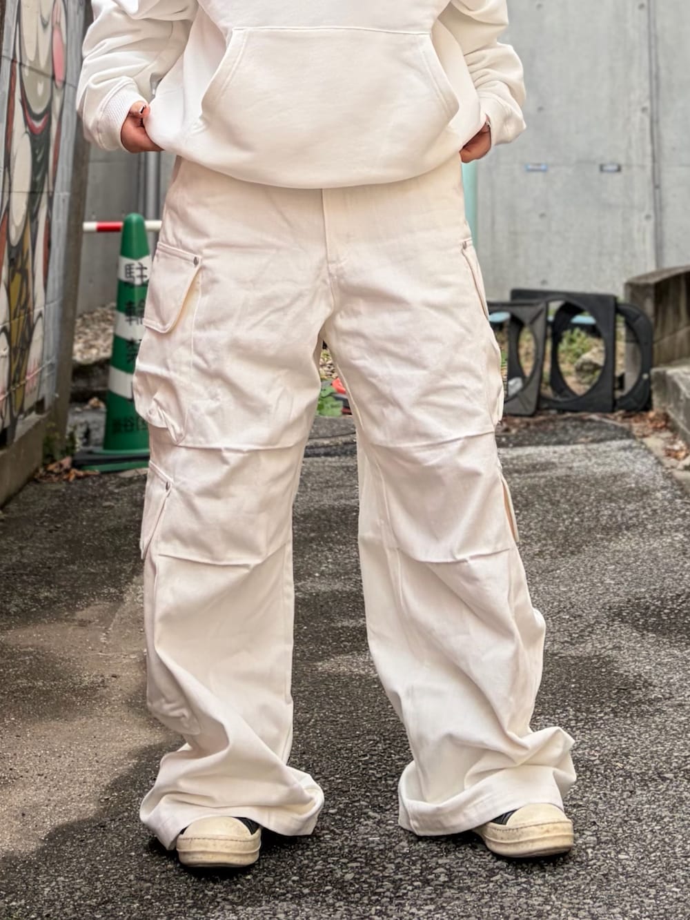 ブルー系のシャツ/ブラウス、ホワイト系のカーゴパンツを着用したレディースの冬コーディネートの6枚目の写真