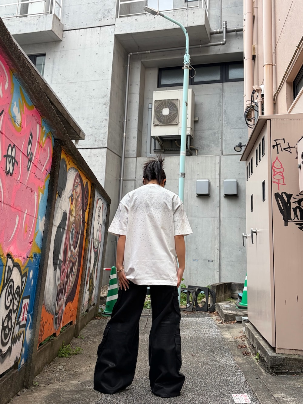 ホワイト系のTシャツ/カットソー、ブラック系のカーゴパンツを着用したレディースの春コーディネートの3枚目の写真