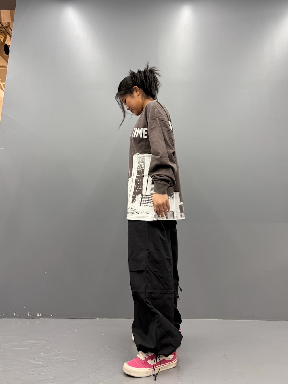 ブラック系のTシャツ/カットソーを着用したレディースの春コーディネートの3枚目の写真