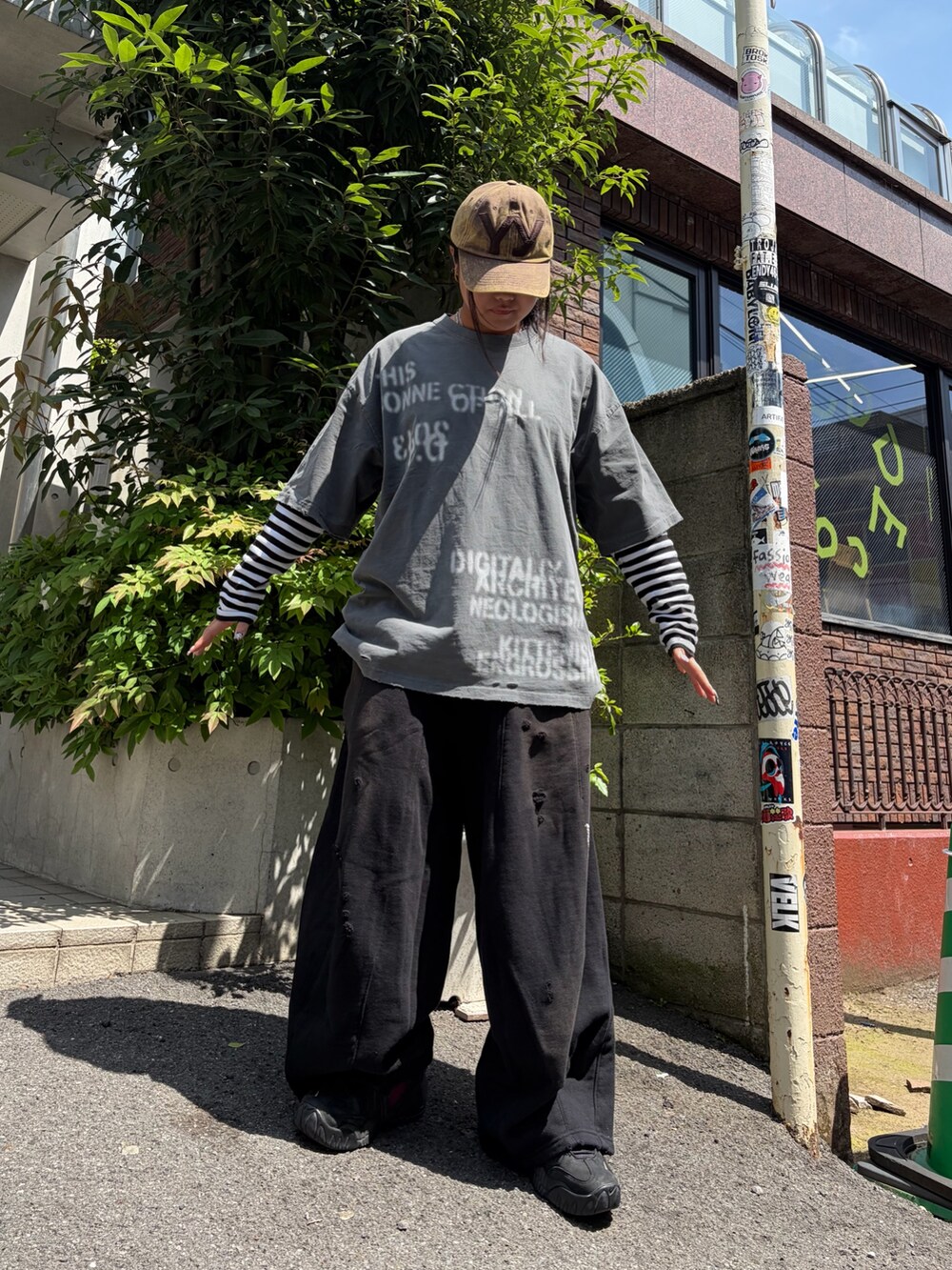 ブラック系のTシャツ/カットソーを着用したレディースの春コーディネートの2枚目の写真
