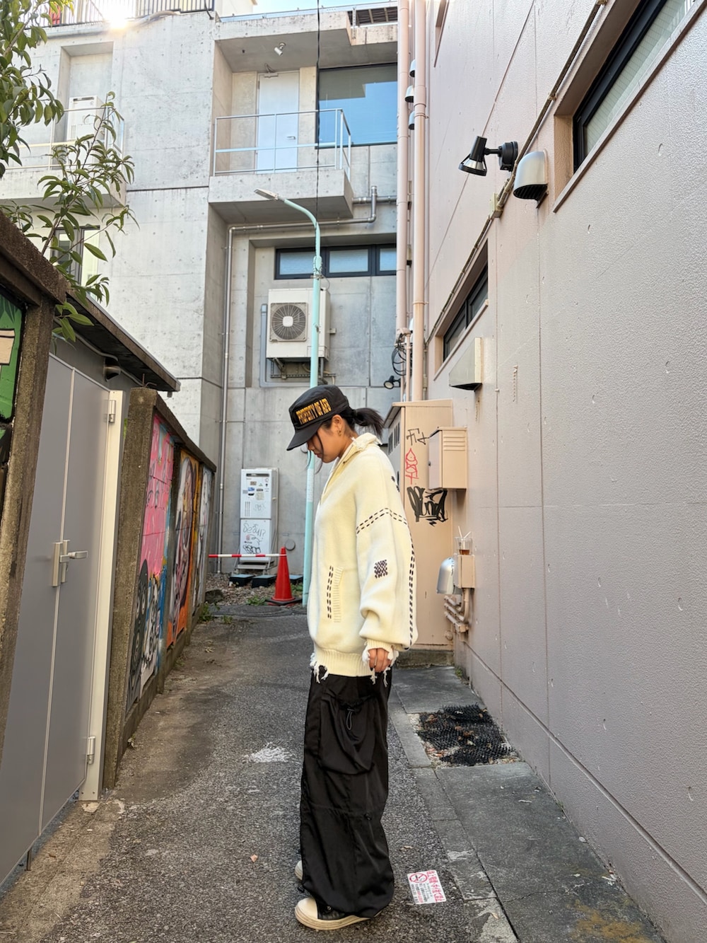 ホワイト系のニット/セーターを着用したレディースの冬コーディネートの3枚目の写真