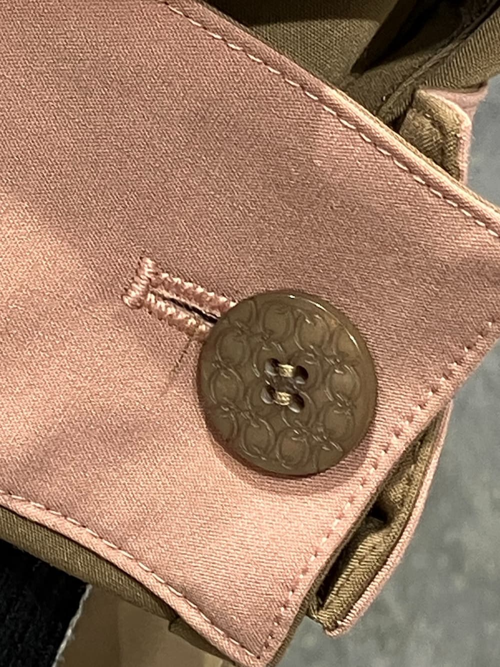 ブラック系のニット/セーター、ブラウン系のテーラードジャケット、グリーン系のスカートを着用したレディースの秋コーディネートの3枚目の写真