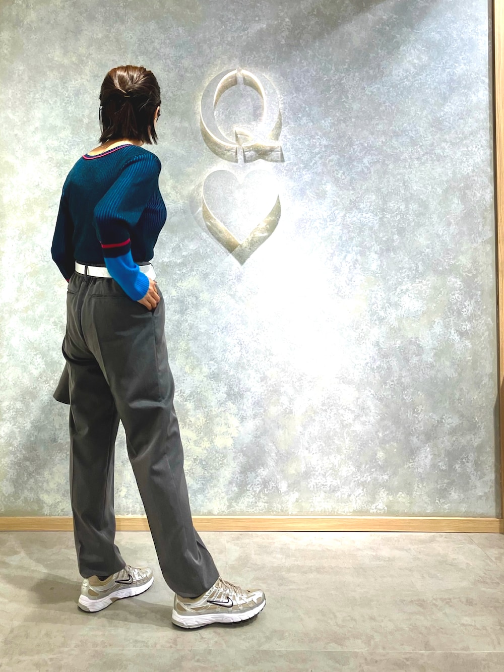 ブルー系のTシャツ/カットソー、グレー系のテーラードジャケット、グレー系のスラックスを着用したレディースの秋コーディネートの2枚目の写真