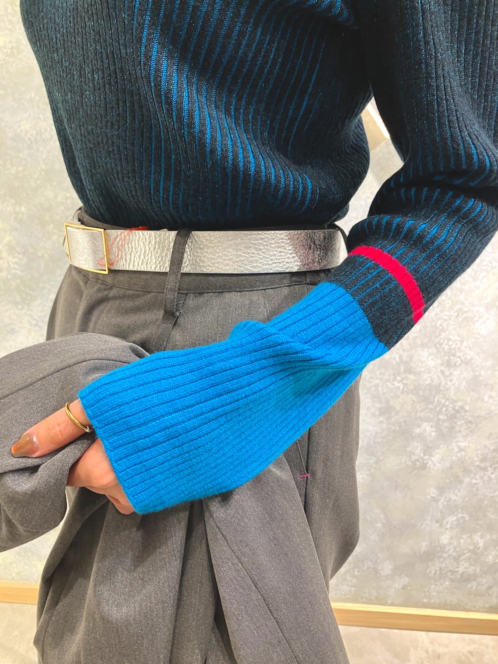 ブルー系のTシャツ/カットソー、グレー系のテーラードジャケット、グレー系のスラックスを着用したレディースの秋コーディネートの3枚目の写真