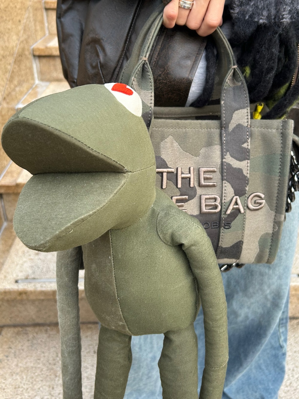 グレー系のスウェット、ブラウン系のライダースジャケット、ブルー系のデニムパンツを着用したレディースの秋コーディネートの3枚目の写真