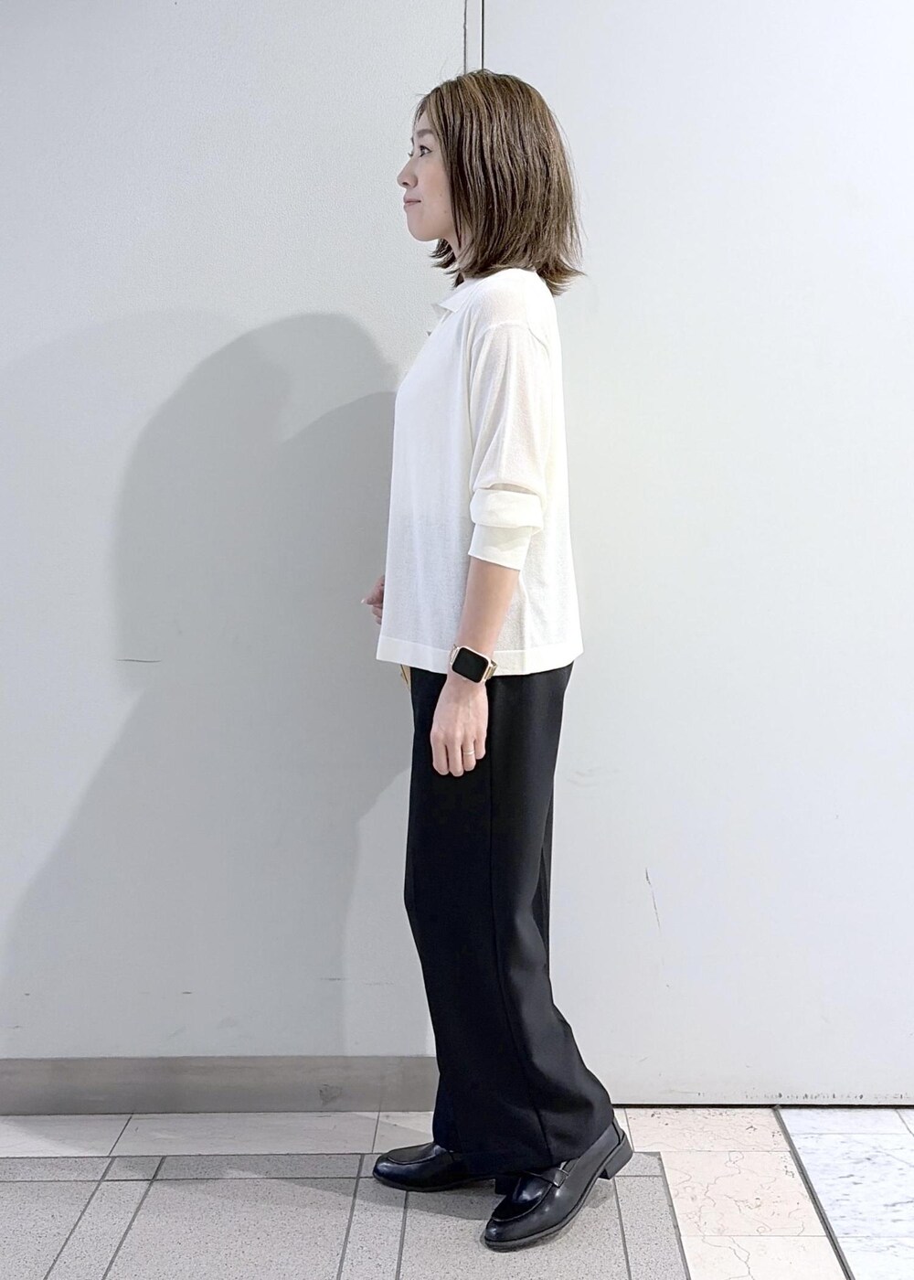 ブラウン系のショルダーバッグ、ブラック系のローファー、ブラック系のその他パンツを着用したレディースの春コーディネートの2枚目の写真