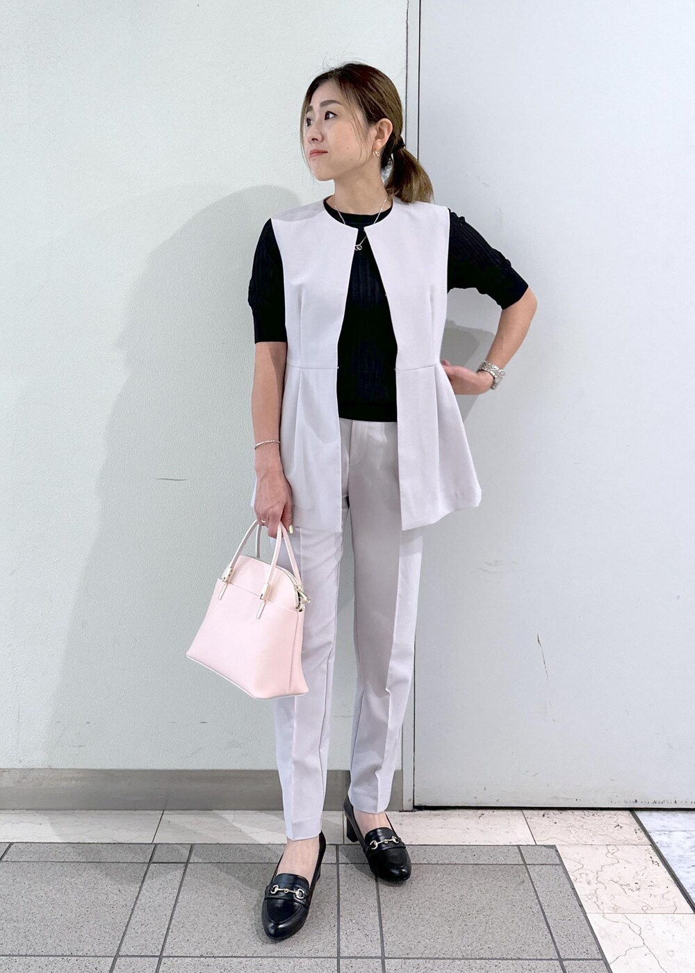 ピンク系のショルダーバッグ、ブラック系のローファー、ブラック系のタンクトップを着用したレディースの春コーディネートの5枚目の写真