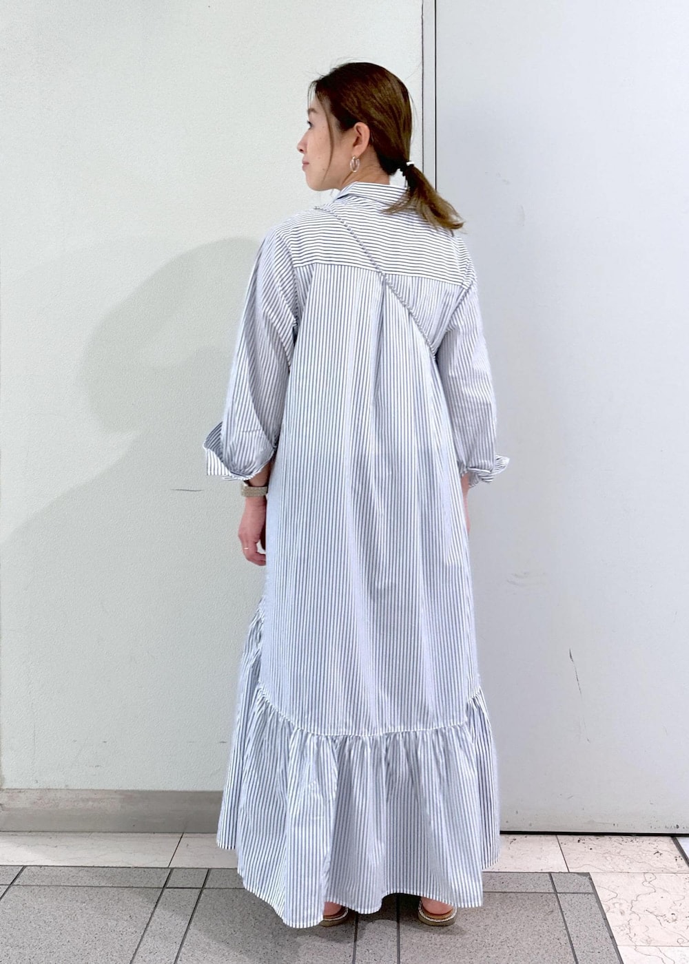 「ropepicnic＿snap、24SS春の新作、骨格ナチュラル、ママコーデ、シャツワンピ、ワンピース、ワンピ、ブルー、ストライプ、ロング、カットソー、ノースリーブ、ホワイト、デニム、ハイウエスト」｜「ROPE' PICNICのウエストシェイプカービーデニム（デニムパンツ、ブルー系）」を使った、sayaさん（レディース・155cm）の春コーディネートの3枚目の写真