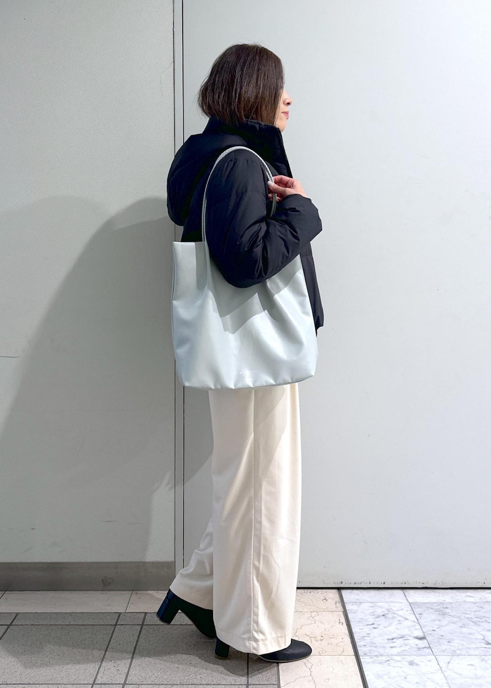 「冬コーデ、お出かけコーデ、旅行コーデ、女子会コーデ、パンツスタイル、シンプルコーデ、ベーシック、ROPÉ PICNIC、ナチュラル、イエベ秋、乾燥、トップス、ニット/セーター、ジャケット/アウター、ダウンジャケット/コート」｜「ROPE' PICNICのGREEN DOWN MINOTECK/フード取り外しショートダウン/リンクコーデ（ダウンジャケット/コート、ブラック系）」を使った、sayaさん（レディース・155cm）の冬コーディネートの2枚目の写真