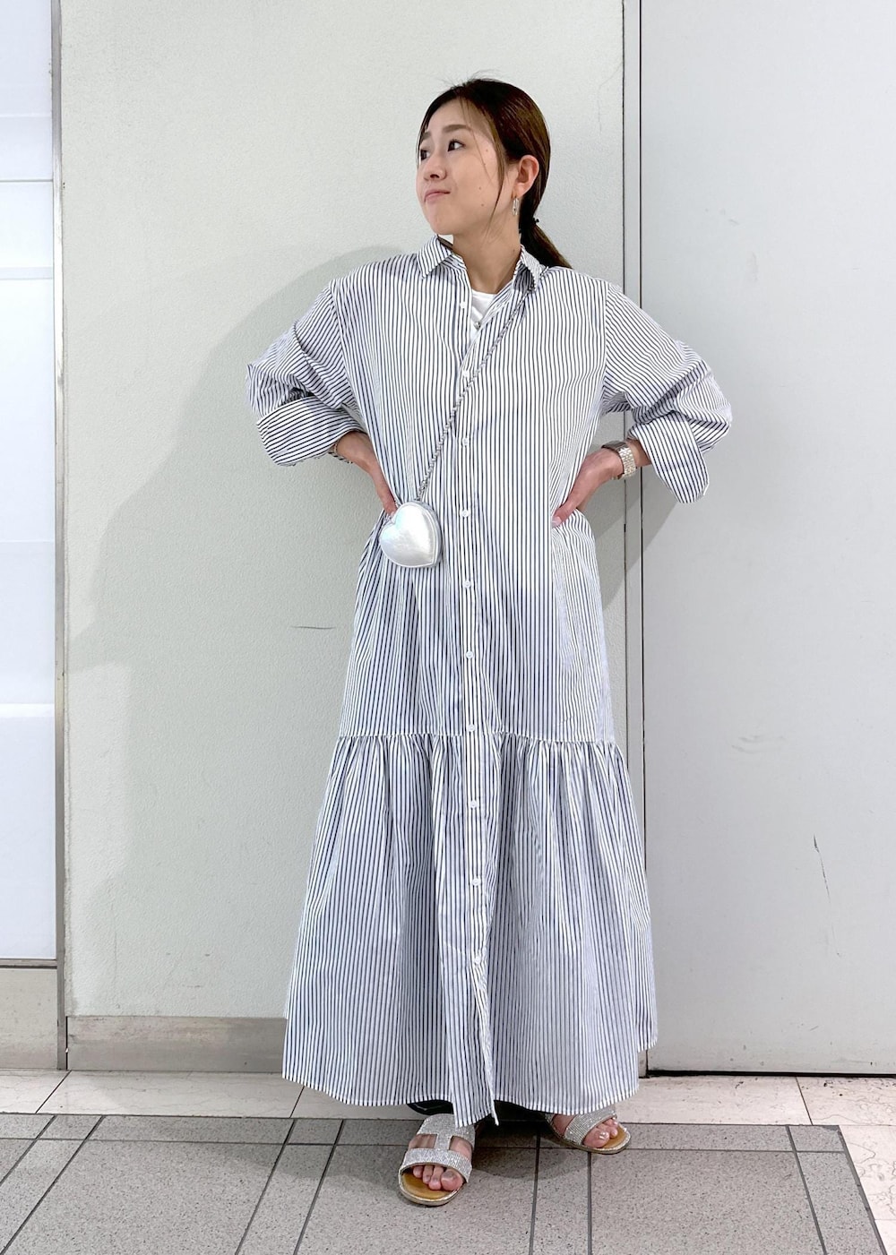 「ropepicnic＿snap、24SS春の新作、骨格ナチュラル、ママコーデ、シャツワンピ、ワンピース、ワンピ、ブルー、ストライプ、ロング、カットソー、ノースリーブ、ホワイト、デニム、ハイウエスト」｜「ROPE' PICNICのウエストシェイプカービーデニム（デニムパンツ、ブルー系）」を使った、sayaさん（レディース・155cm）の春コーディネートの5枚目の写真