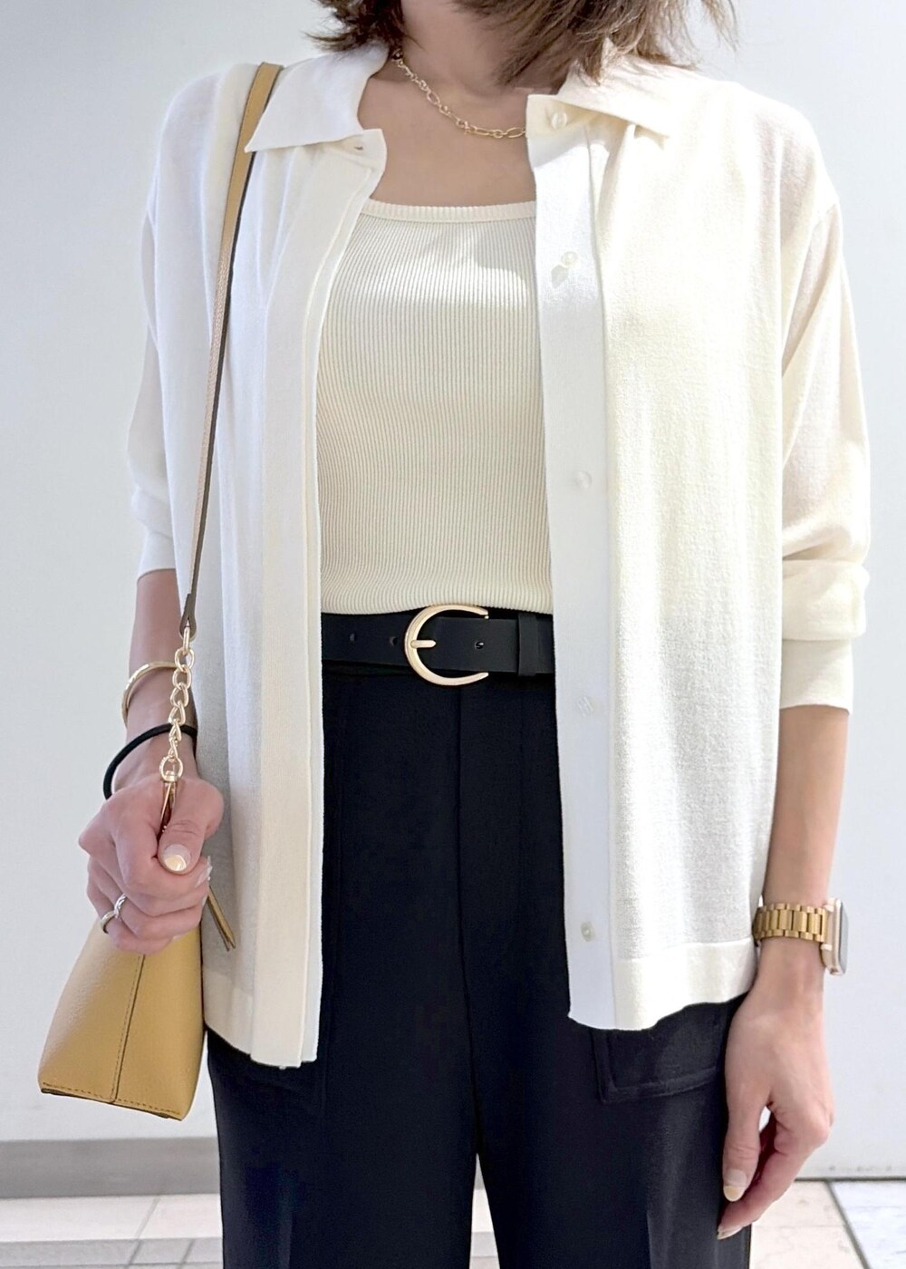 ブラウン系のショルダーバッグ、ブラック系のローファー、ブラック系のその他パンツを着用したレディースの春コーディネートの6枚目の写真