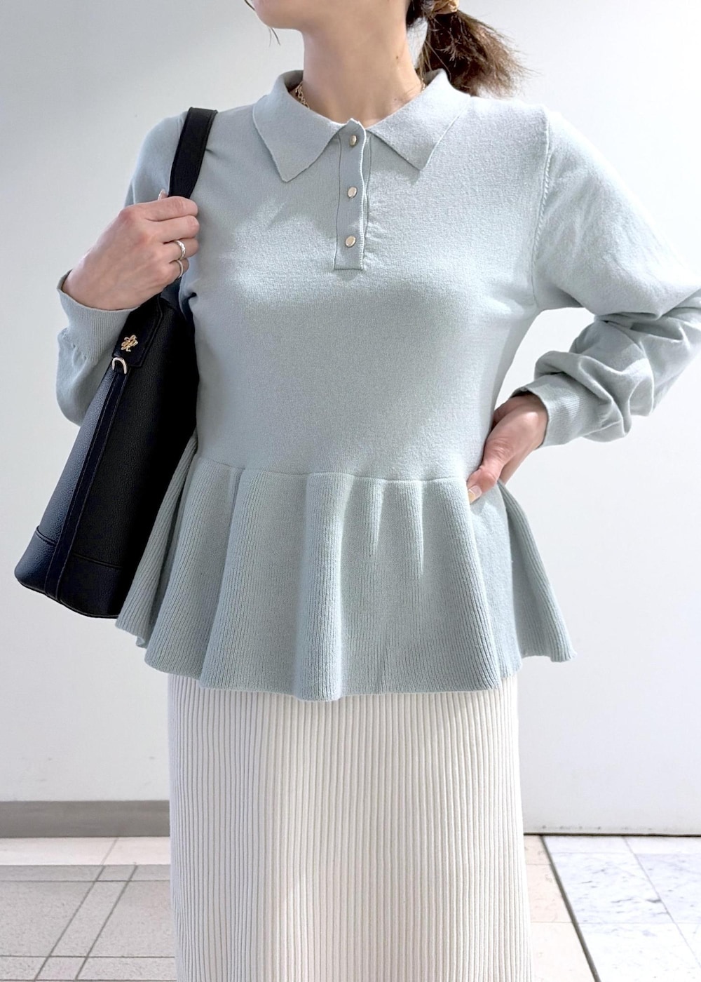 ブラック系のショルダーバッグ、ブラック系のローファー、ホワイト系のスカートを着用したレディースの春コーディネートの5枚目の写真